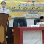 Wakil Bupati Barsel Sampaikan Arahan pada Pelantikan 18 Pejabat Tinggi Pratama Barito Selatan // Khabarmedia-news.com – Wakil Bupati Barito Selatan, Khristianto Yudha, ST., menyampaikan sambutan dan arahan penting dalam acara pelantikan serta pengukuhan 18 pejabat tinggi pratama di lingkungan Pemerintah Kabupaten Barito Selatan. Acara tersebut berlangsung khidmat di Aula Kantor Bupati Barito Selatan pada Rabu (8/10/2025). Pelantikan ini menjadi bagian dari upaya penyegaran dan peningkatan kinerja birokrasi di lingkup Pemerintah Kabupaten Barito Selatan, sekaligus tindak lanjut dari hasil evaluasi jabatan struktural yang dilakukan oleh Badan Kepegawaian dan Pengembangan Sumber Daya Manusia (BKPSDM) Barsel. Dalam sambutannya, Wakil Bupati Khristianto Yudha menyampaikan apresiasi dan selamat kepada para pejabat yang baru dilantik. Ia menekankan bahwa pelantikan bukan sekadar pergantian posisi, tetapi merupakan tanggung jawab moral untuk memperkuat pelayanan publik yang berkualitas, cepat, dan berintegritas bagi masyarakat Barito Selatan. “Jabatan ini adalah amanah dan bentuk kepercayaan yang harus dijaga dengan penuh tanggung jawab. Saya harap pejabat yang dilantik dapat menunjukkan kinerja terbaik dan mendukung visi misi pemerintah daerah,” ujar Khristianto Yudha dalam sambutannya. Lebih lanjut, Wakil Bupati mengingatkan agar para pejabat dapat menjaga sinergitas antarorganisasi perangkat daerah (OPD), serta bekerja dengan semangat kolaborasi dan inovasi untuk menghadapi tantangan pembangunan daerah yang semakin kompleks. Menurutnya, keberhasilan pembangunan sangat bergantung pada profesionalitas aparatur pemerintah. Pelantikan dan pengukuhan pejabat tinggi pratama tersebut meliputi beberapa posisi strategis di lingkungan Pemerintah Kabupaten Barito Selatan, seperti kepala dinas, badan, dan staf ahli. Proses pelantikan dilakukan sesuai ketentuan perundang-undangan serta mendapat rekomendasi dari Komisi Aparatur Sipil Negara (KASN). Acara pelantikan juga dihadiri oleh Sekretaris Daerah, para Asisten, Kepala OPD, dan sejumlah pejabat penting lainnya. Suasana berlangsung penuh khidmat dengan harapan besar agar pejabat yang dilantik mampu membawa perubahan positif bagi kinerja birokrasi daerah. Di akhir acara, Wakil Bupati Khristianto Yudha kembali menegaskan bahwa pemerintah daerah membutuhkan aparatur yang memiliki dedikasi, disiplin, serta loyalitas tinggi terhadap kepentingan masyarakat. Ia berharap momentum pelantikan ini menjadi awal baru bagi peningkatan pelayanan publik dan kemajuan pembangunan Kabupaten Barito Selatan. (Gun). IMG_20251012_011210